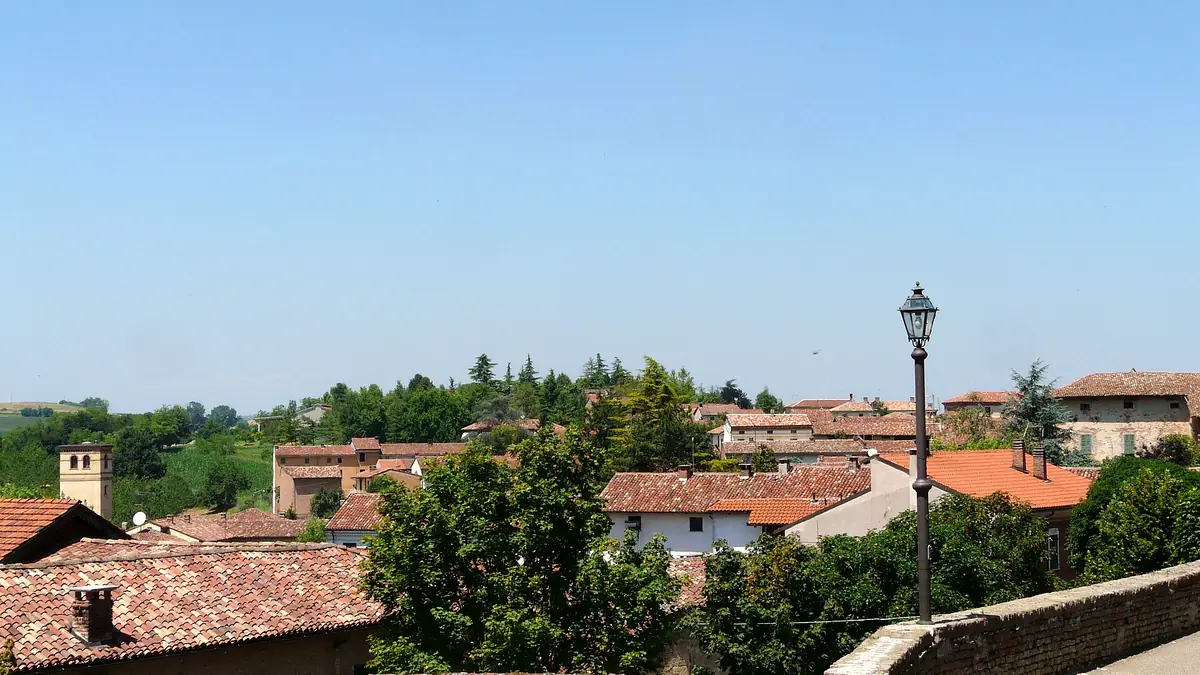 Altavilla Monferrato: Tetti del borgo e colline viste dal municipio