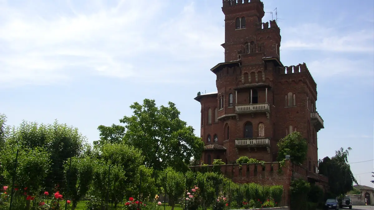 Balzola: Una torre merlata in mattoni tra il verde del paese