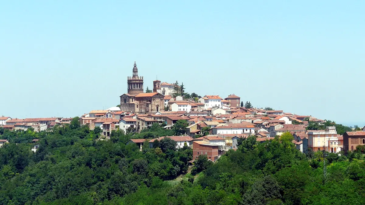 Camagna Monferrato: Il borgo con la chiesa di Sant'Eusebio in cima alla collina