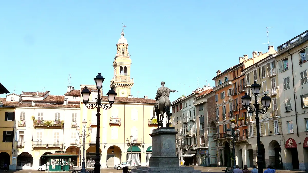 Casale Monferrato: Piazza Mazzini con la Torre civica e il monumento a Carlo Alberto
