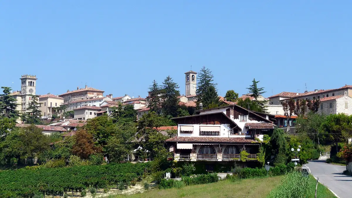 Cella Monte: Il paese con i campanili tra vigne e alberi