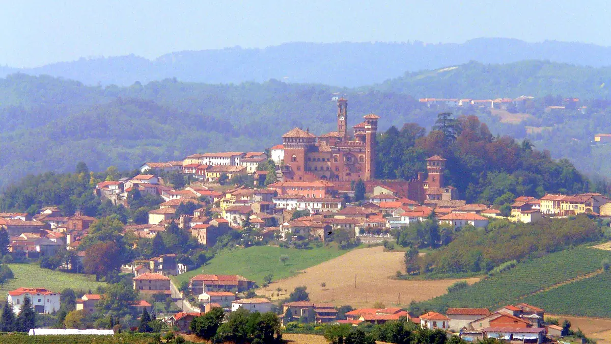 Cereseto: Il paese e il castello tra le colline, visti da Treville