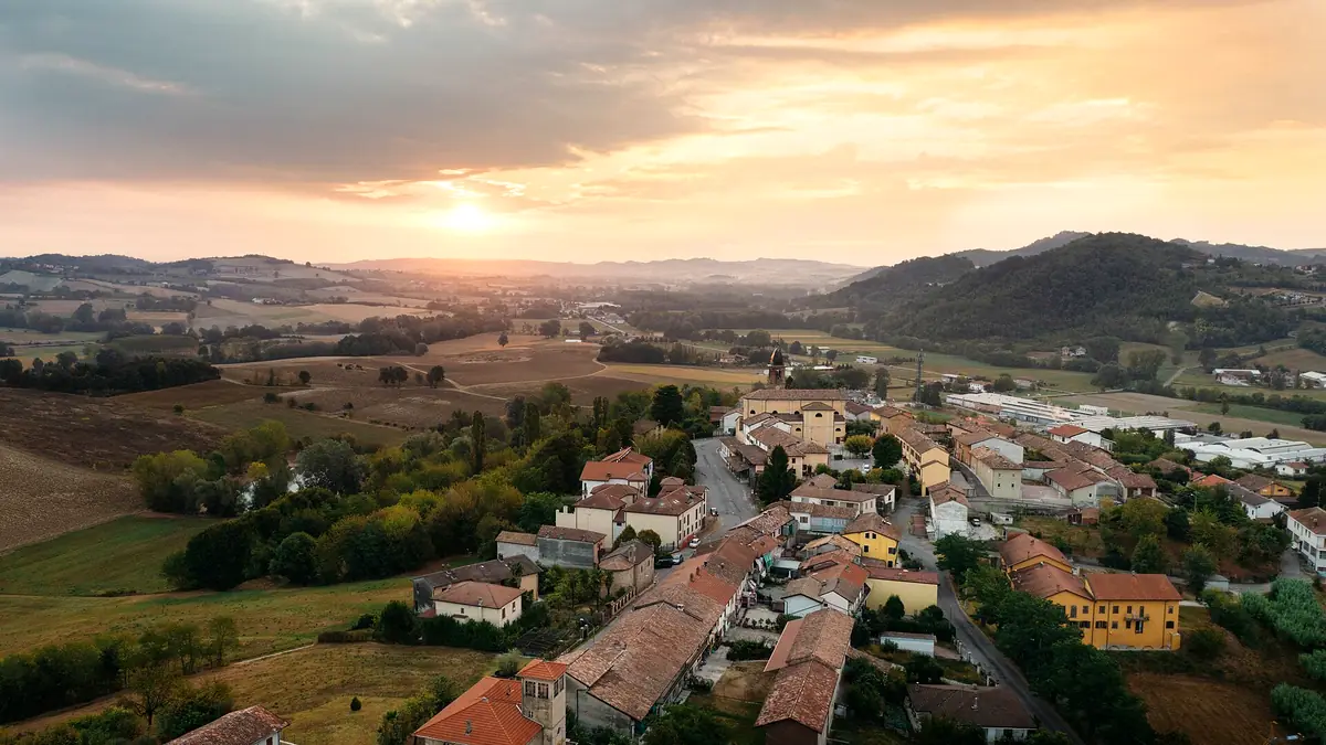 Cerrina Monferrato: Il paese dall'alto al tramonto, tra campi e colline