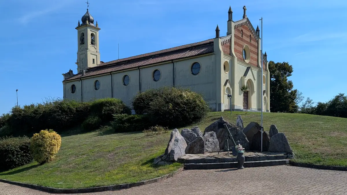 Coniolo: La chiesa dell'Assunzione sulla collina