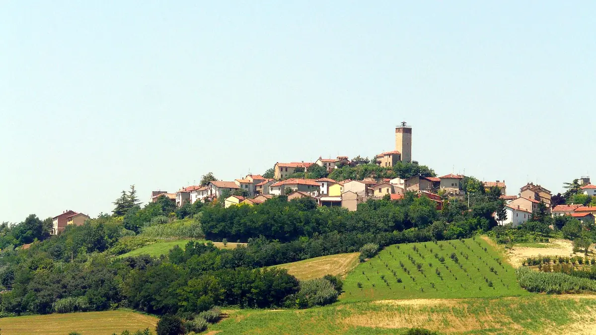 Conzano: Il borgo con la torre in cima alla collina coltivata