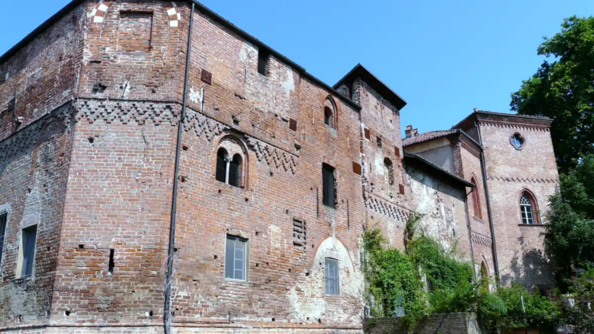Giarole: Il castello Sannazzaro in mattoni