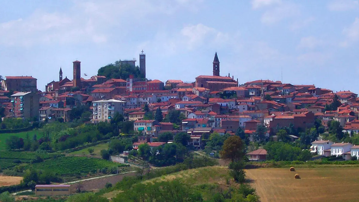 Lu e Cuccaro Monferrato: Il borgo di Lu con le sue torri sulla collina