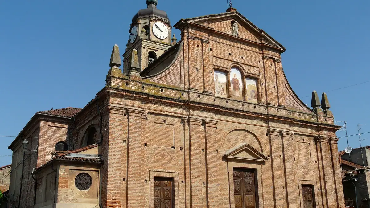 Mirabello Monferrato: La facciata della chiesa di San Vincenzo