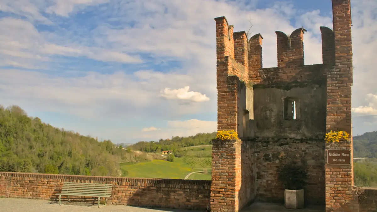 Mombello Monferrato: La torre delle antiche mura affacciata sulle colline