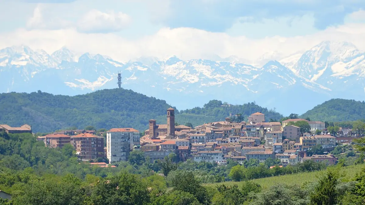 Moncalvo: Il paese tra le colline con le Alpi innevate sullo sfondo