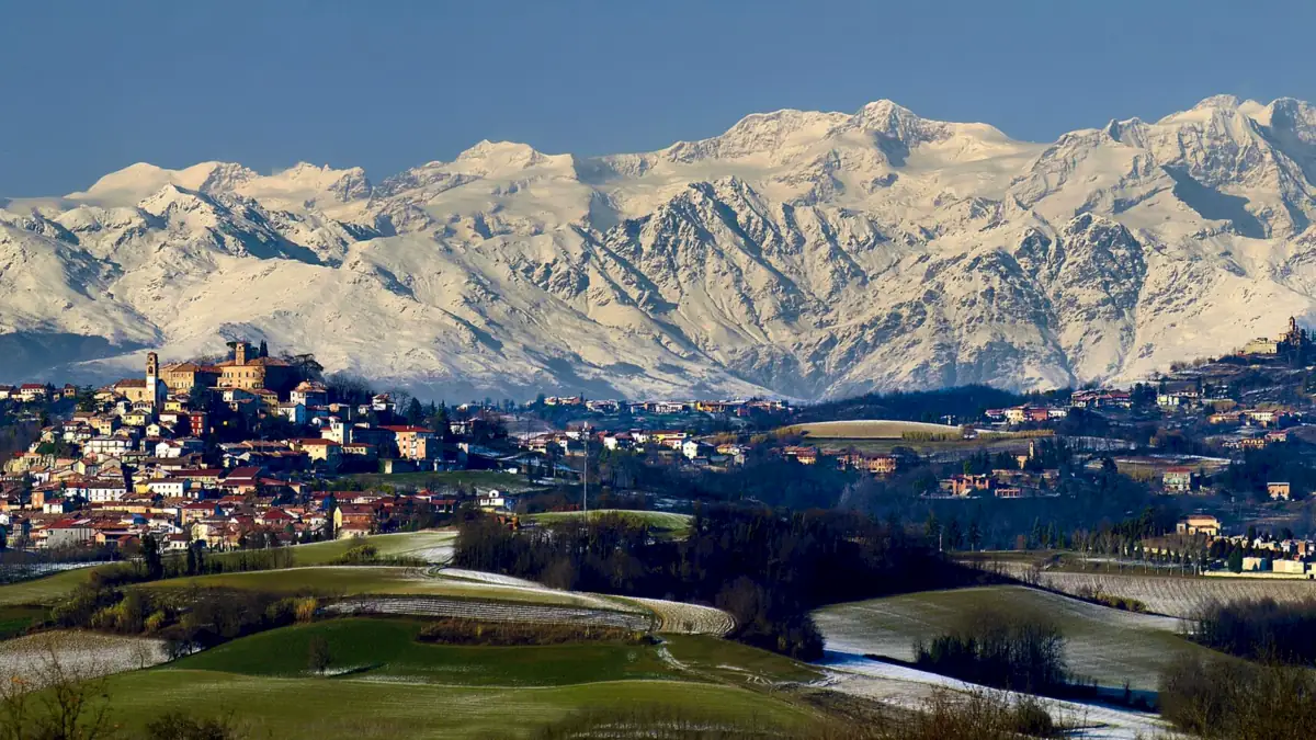 Montiglio Monferrato: Il paese e il castello davanti al Monte Rosa innevato