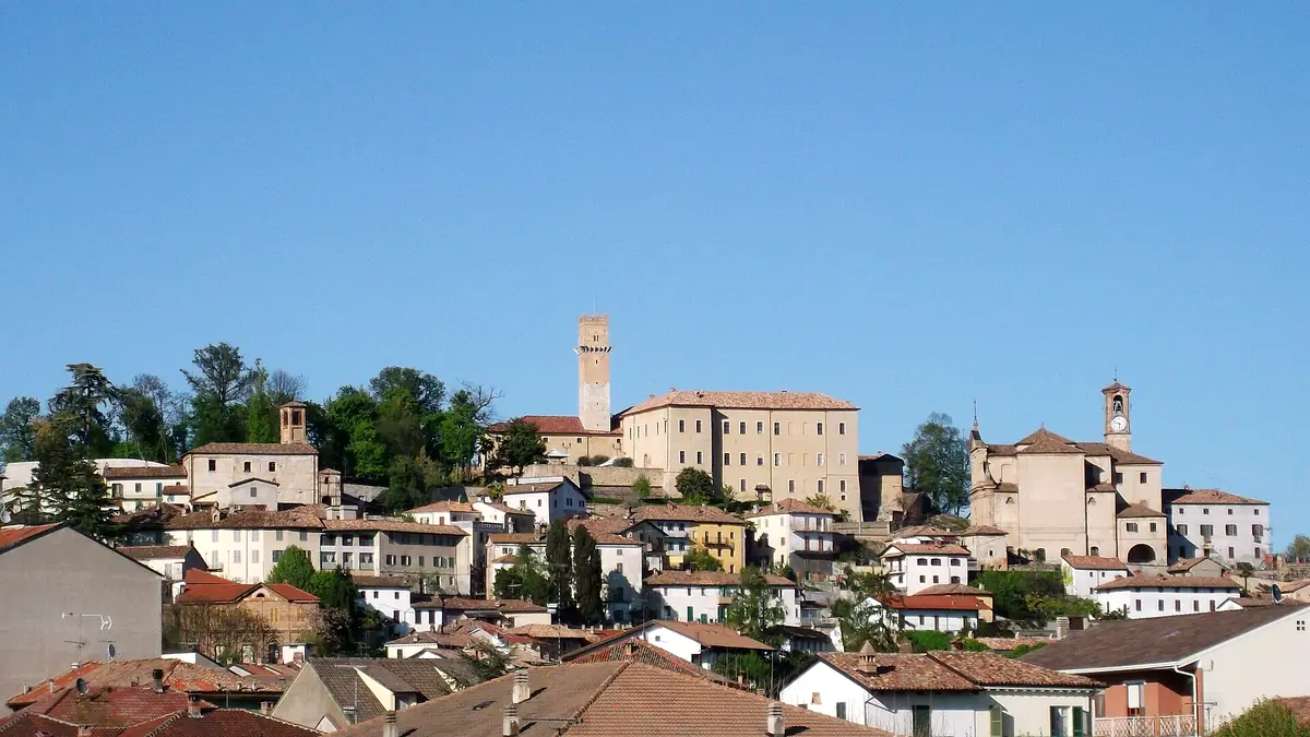 Murisengo: Il paese con il castello e la chiesa sulla collina