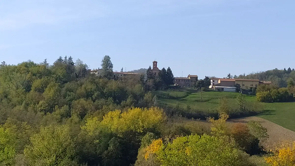 Odalengo Grande: La frazione Vallestura tra i boschi autunnali