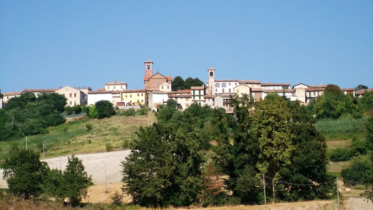 Olivola: Il borgo con i campanili sopra i campi