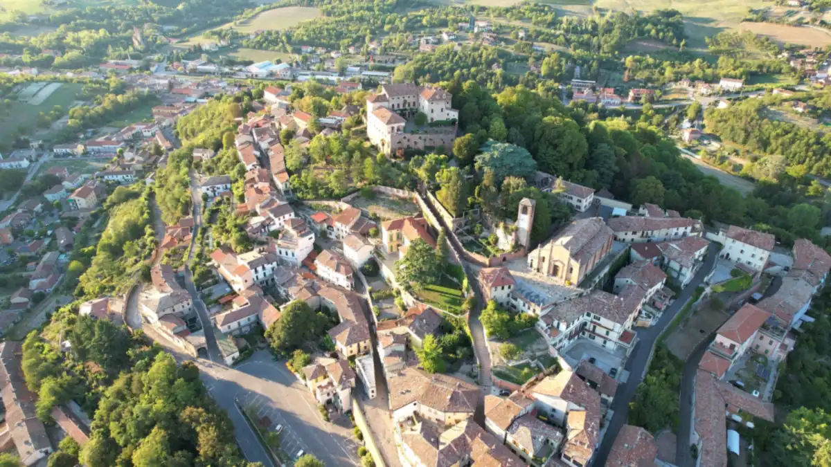 Ozzano Monferrato: Il borgo e il castello dall'alto, nella luce del mattino