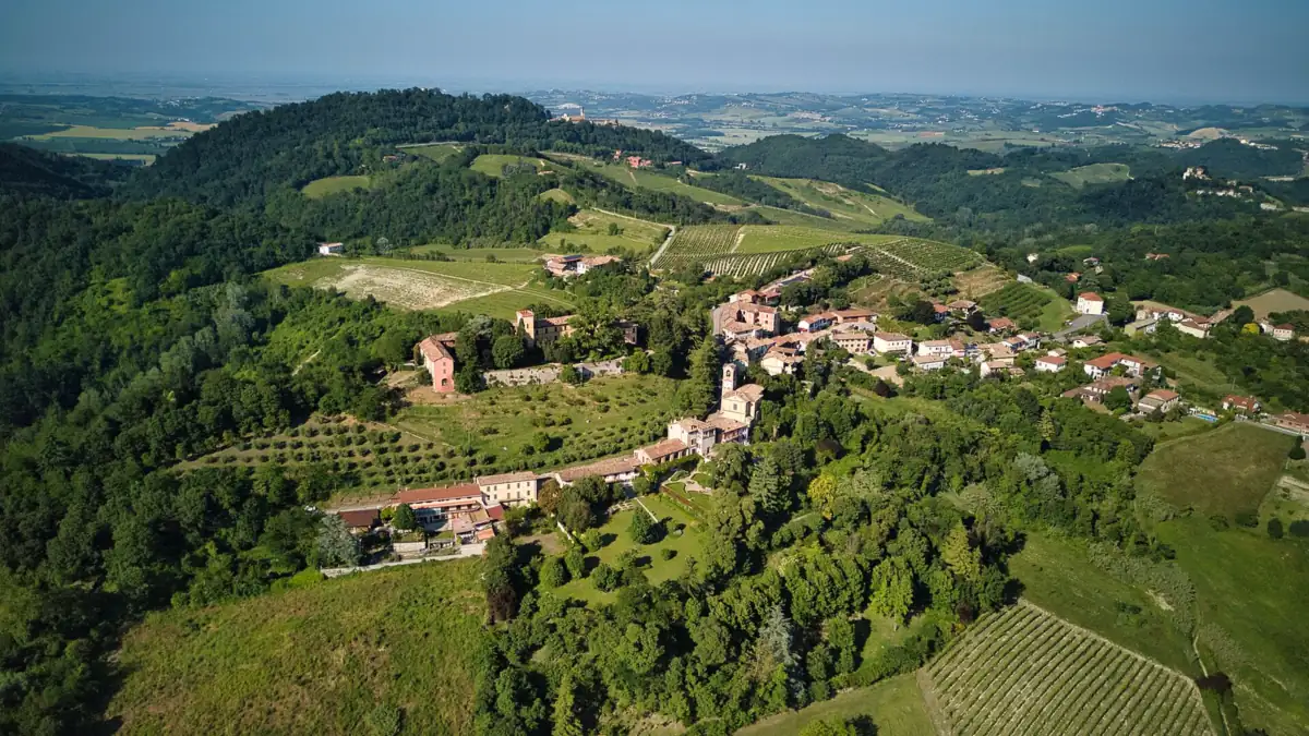 Ponzano Monferrato: Il paese dall'alto tra boschi e vigneti
