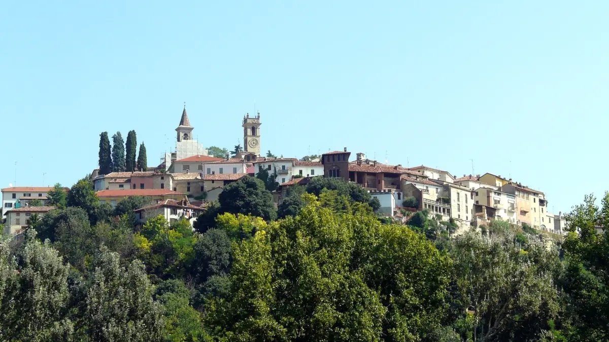 Rosignano Monferrato: Il borgo arroccato sulla collina con i suoi campanili