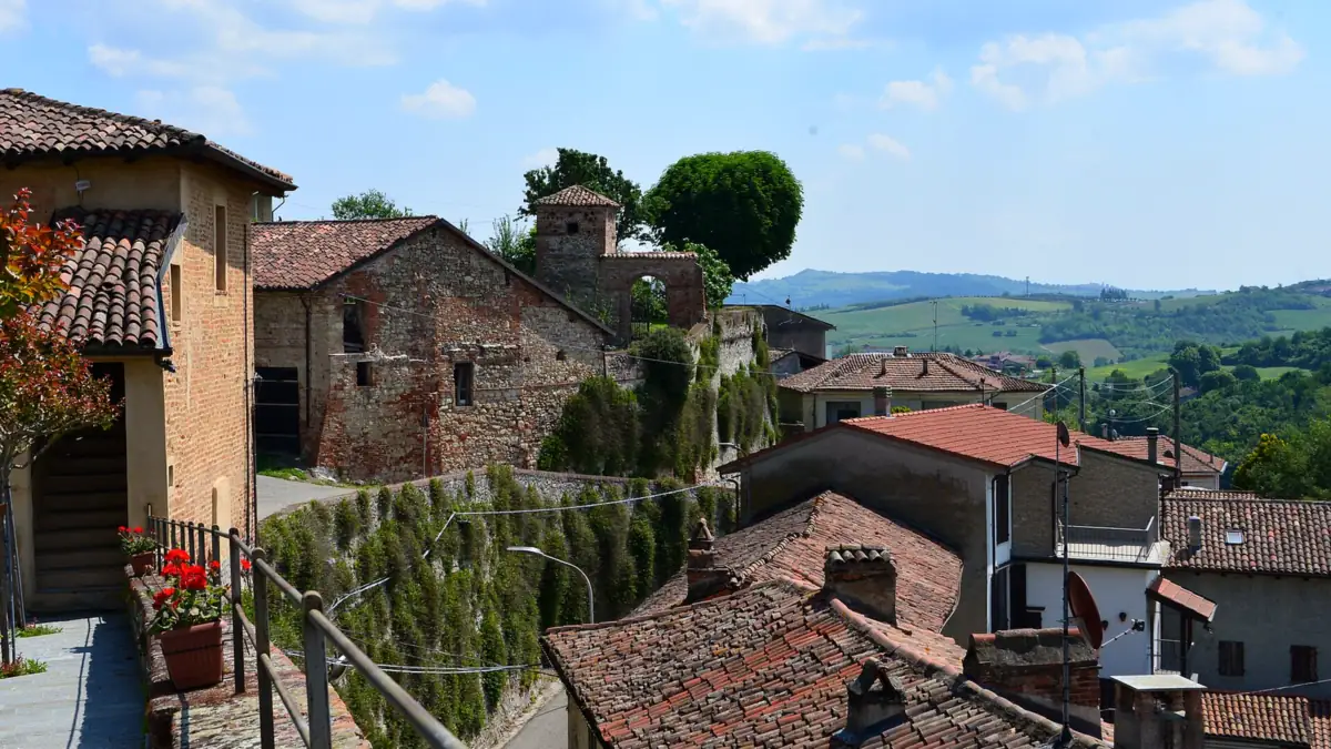 Serralunga di Crea: Le case del centro storico affacciate sulle colline