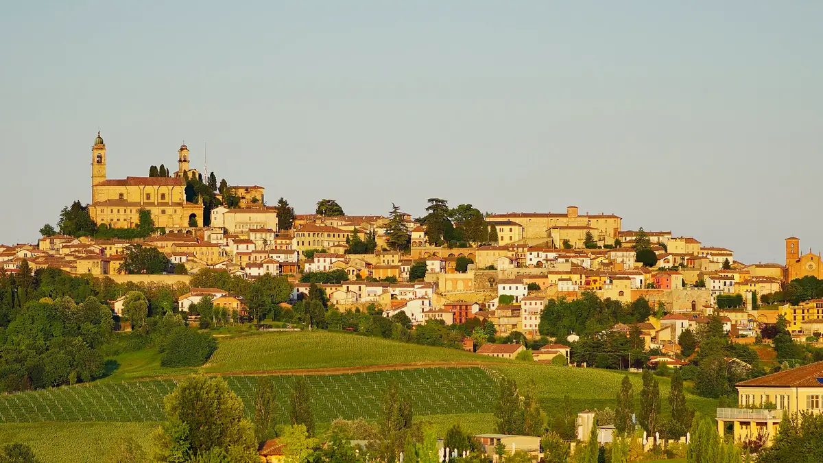 Vignale Monferrato: Il paese sulla collina nella luce del tramonto