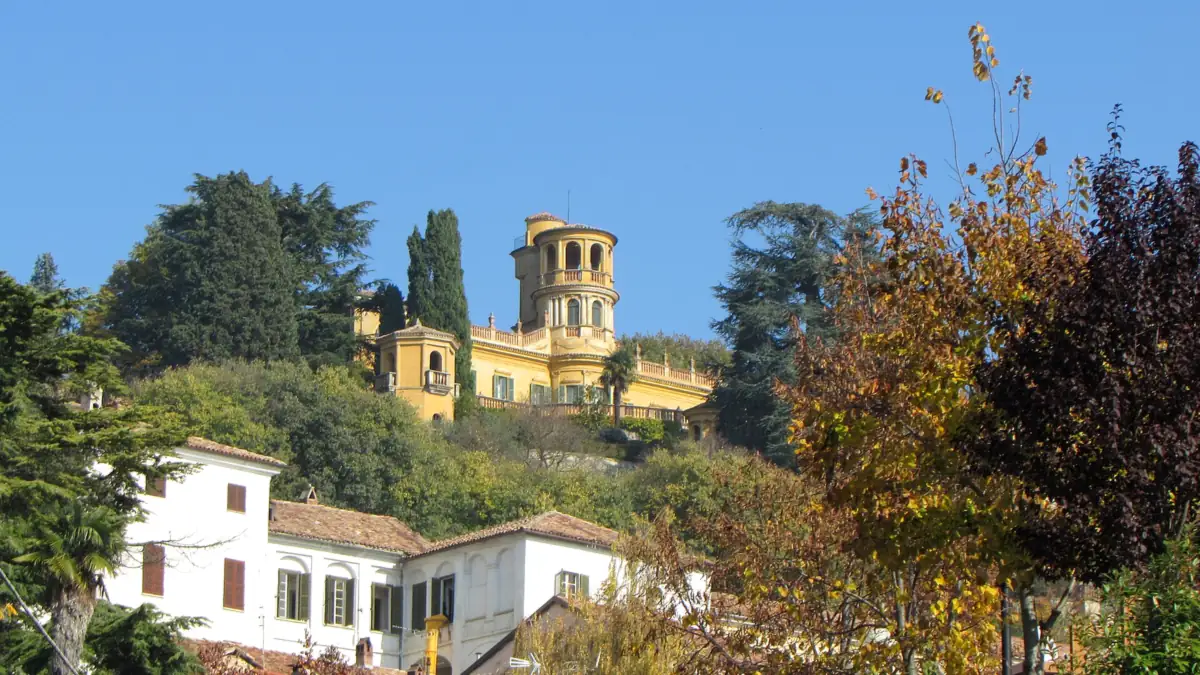 Villadeati: Il castello di Villadeati tra gli alberi d'autunno