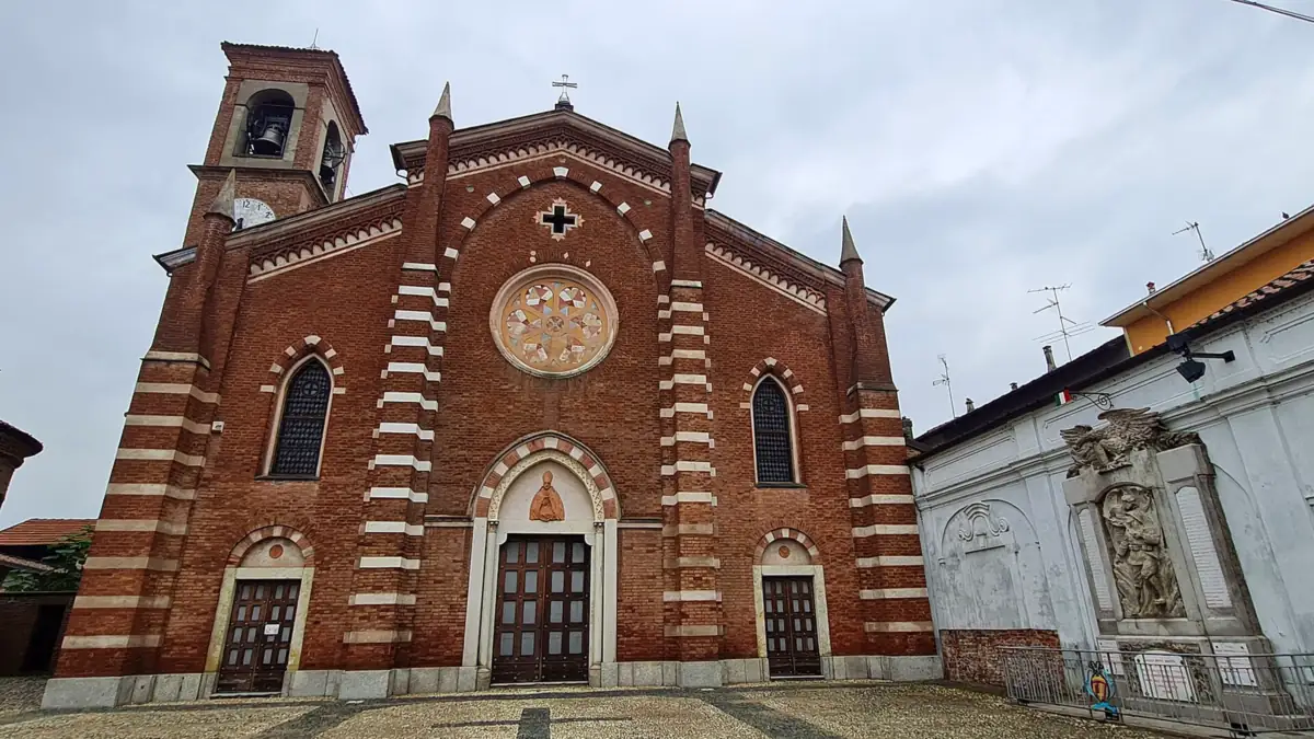 Villanova Monferrato: La facciata a fasce della chiesa di Sant'Emiliano